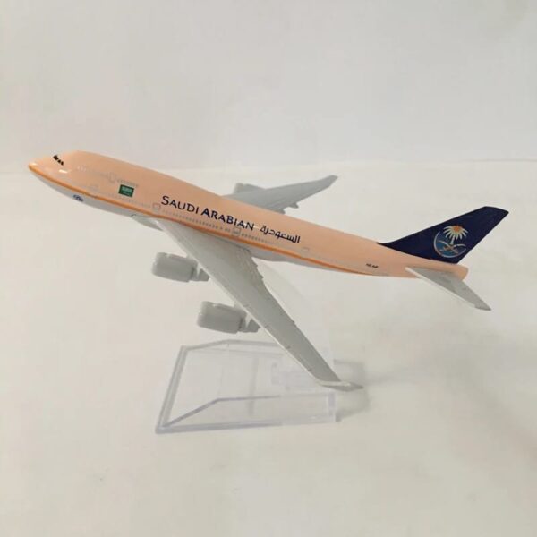 Airplane Model SAUDI ARABIAN Airlines model 16 cm  Boeing 777 airplane 16CM Metal alloy diecast 1:400 airplane model toy for children